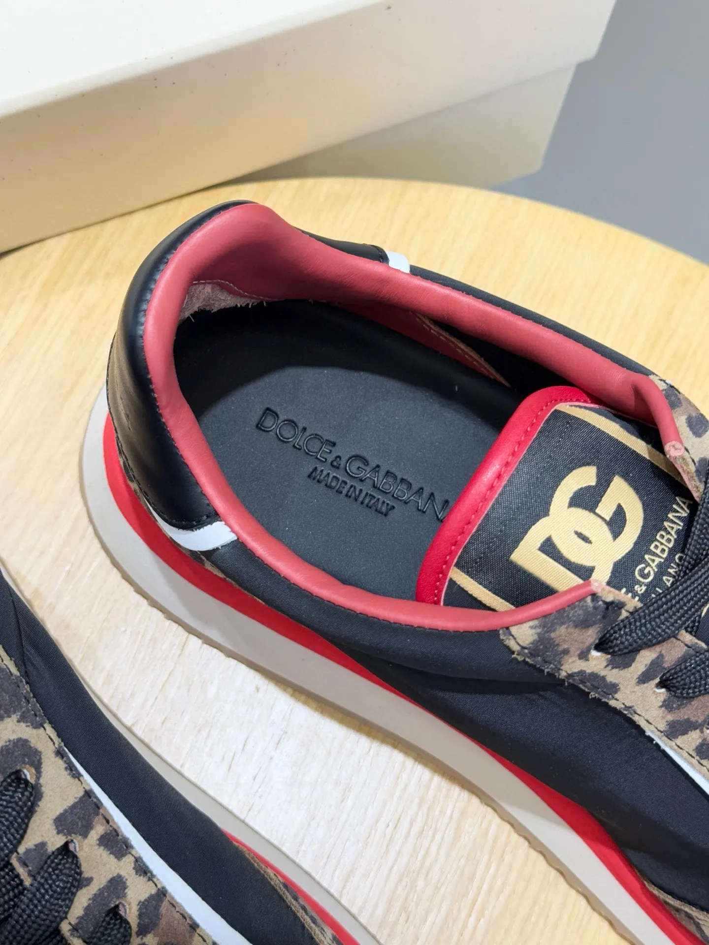 Factory price: 438💰DG Cushion high-end men's sports and casual shoes made of spliced materials. The new Cushion sports shoes are made of two-color suede upper｜Contrasting mesh printing on the side and DG cross logo are the finishing touch｜The lightweight and grippy rubber outsole adopts an innovative design to provide excellent performance｜The jacquard label adds timeless style｜Original imported cowhide, multiple material splicing design, imported cowhide lining Cowhide feet, original TPR elastic outsole Size: 39-44 (customized at 38.45)